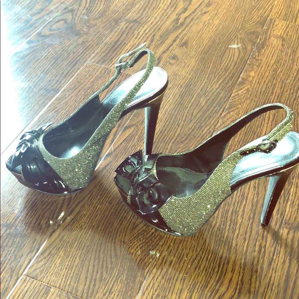 Gorgeous black & gold stilettos by Jessica Simpson